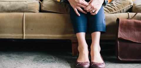 Naine istub diivanil