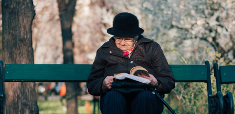 Proua pargis raamatut lugemas